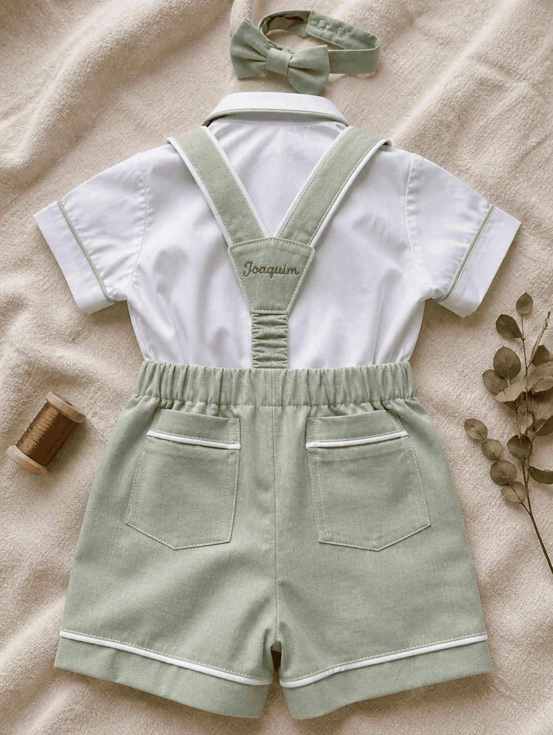 Conjunto Versátil flat-lay editorial · 4 peças (Body social · Short · Suspensório · Camisa) · 4 ocasiões com 1 só projeto · acabamento de bancada